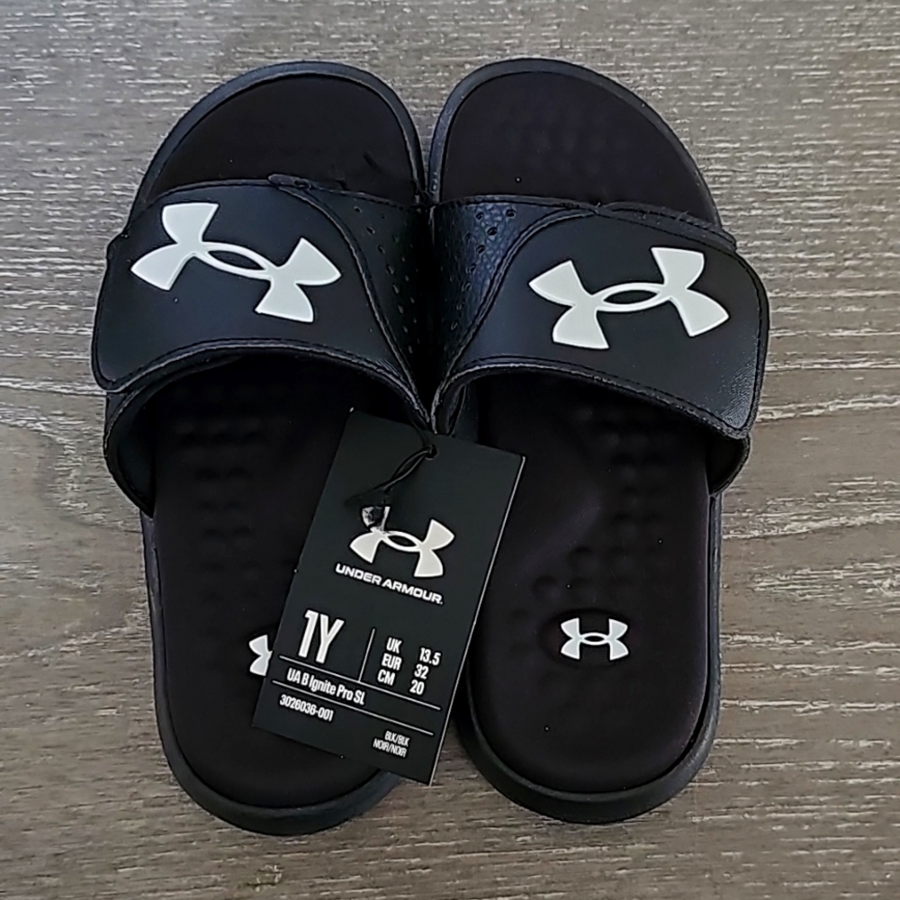 Under Armour boys size 1 black slides